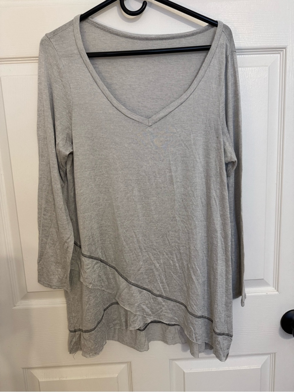 Women’s V-Neck Long Sleeve Tunic Top in Light Gray